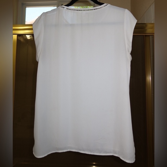 DR2 Classic White Sleeveless Blouse - Picture 3 of 3